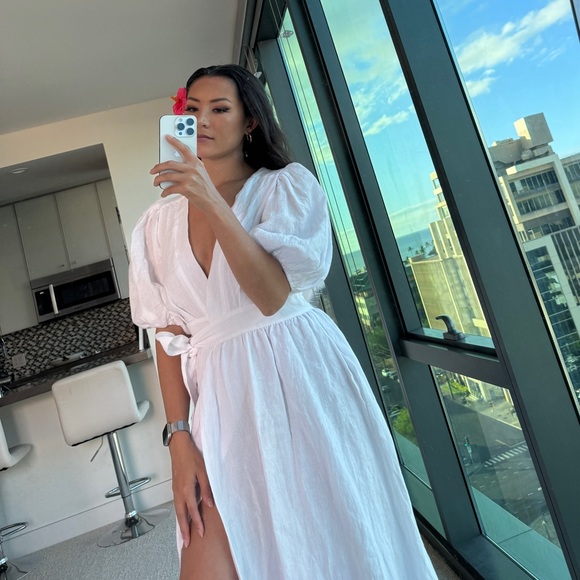 Amalie the Label FRANC LINEN PUFF SLEEVE WRAP
MIDI DRESS IN WHITE - Picture 4 of 4